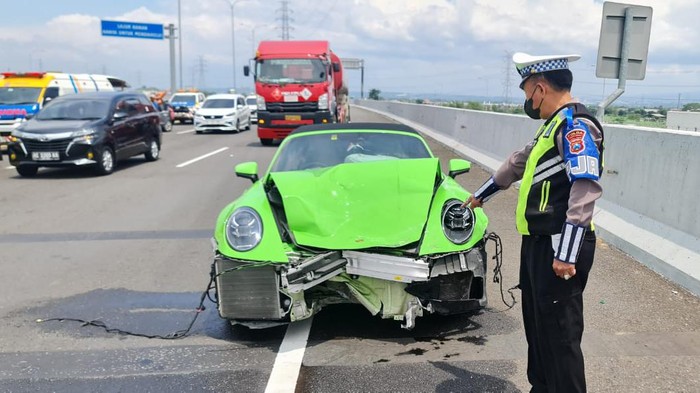 porsche tabrak livina di tol kejapanan ke sidoarjo