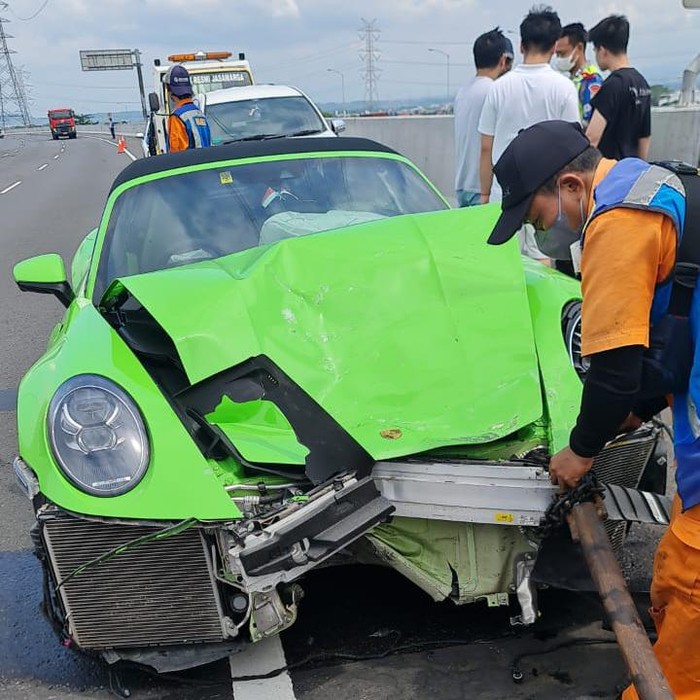 Porsche tabrak Livina di Tol Kejapanan