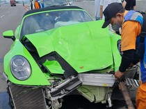 Belajar dari Porsche Ngebut Tabrak Livina, Nyetir Mobil Sport Tak Bisa Asal Ngegas