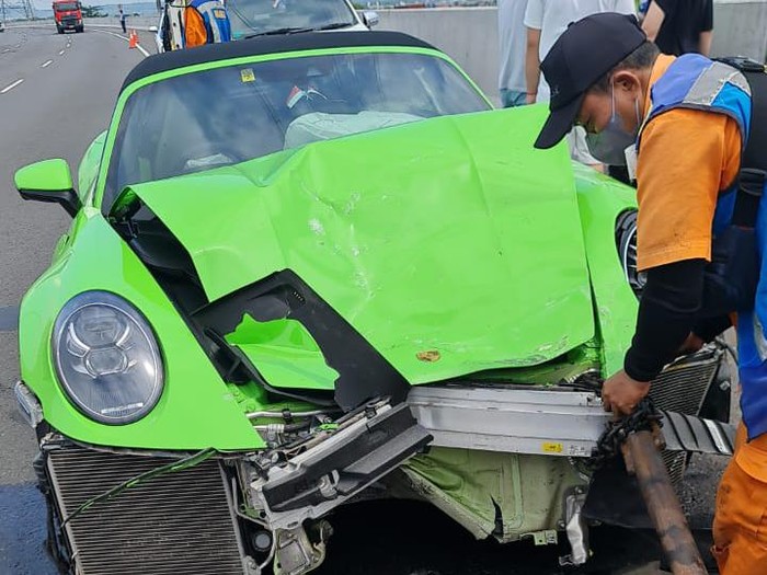 Porsche tabrak Livina di Tol Kejapanan