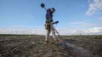 Saat mencari harta karun, senjata Konze adalah metar detector alias pendeteksi metal. Alat ini akan meraba dari permukaan tanah yang disisir Konze.