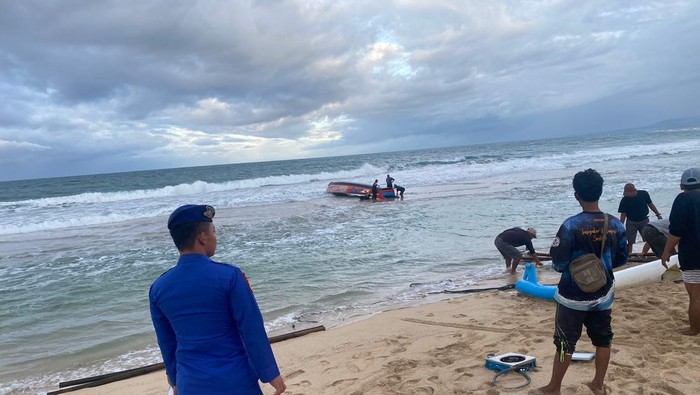Potret perahu terbaik yang ditunggangi dua nelayan Indramayu