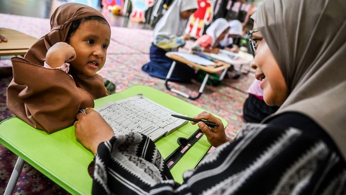 Sejumlah anak mengikuti pesantren kilat di Ruang Publik Terpadu Ramah Anak (RPTRA) Malinjo, Jakarta, Sabtu (16/3/2024). Kegiatan pesantren kilat yang mengusung tema Gema Ramadhan Malinjo tersebut diadakan setiap hari mulai pukul 15:30 sampai dengan 17:00 selama bulan Ramadhan. ANTARA FOTO/ Rivan Awal Lingga/YU