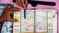 Anak-anak diajari membaca Al-Quran dalam kegiatan pesantren kilat bertema Gema Ramadhan Malinjo tersebut.  