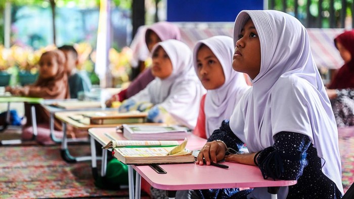 Potret Pesantren Kilat untuk Perdalam Agama di RPTRA Malinjo Sejumlah anak mengikuti pesantren kilat di Ruang Publik Terpadu Ramah Anak (RPTRA) Malinjo, Jakarta, Sabtu (16/3/2024). Kegiatan pesantren kilat yang mengusung tema Gema Ramadhan Malinjo tersebut diadakan setiap hari mulai pukul 15:30 sampai dengan 17:00 selama bulan Ramadhan. ANTARA FOTO/ Rivan Awal Lingga/YU