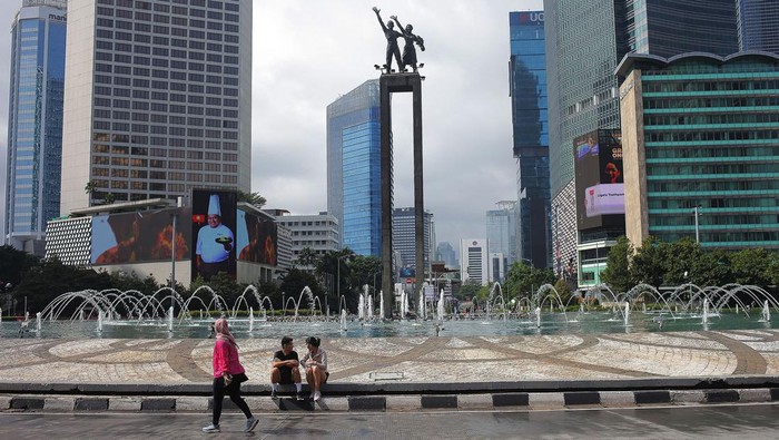 Warga berolahraga di kawasan Bundaran Hotel Indonesia, Jakarta, Minggu (17/3/2024). Hari Bebas Kendaraan atau Car Free Day (CFD) di kawasan Jalan Thamrin-Sudirman pada pekan pertama Ramadhan 1445 H. relatif sepi dan lengang dari aktivitas warga yang berolahraga. ANTARA FOTO/Reno Esnir/foc.