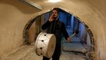 Pria di Irak Tabuh Drum Sendirian untuk Bangunkan Sahur