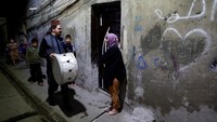 Aksi pria itu menyita perhatian anak-anak yang tinggal di permukiman tersebut. 