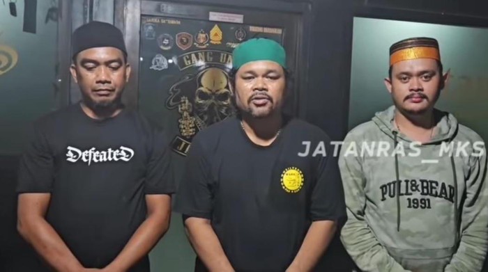 Pria diduga oknum ormas (tengah) yang merupakan pelaku pengancaman di Makassar meminta maaf.