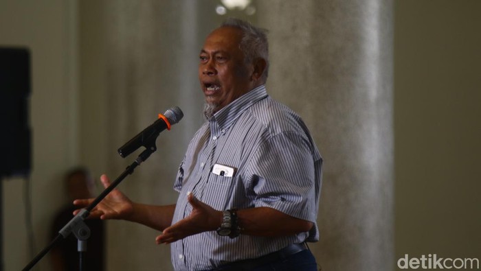 Prof Koentjoro saat berorasi di aksi Kampus Menggugat di Balairung UGM, Sleman, DIY, Selasa (12/3/2024).