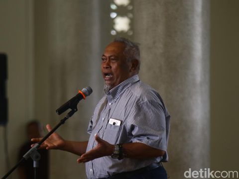 Prof Koentjoro saat berorasi di aksi 'Kampus Menggugat' di Balairung UGM, Sleman, DIY, Selasa (12/3/2024).