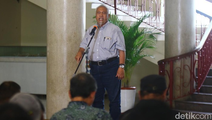 Prof Koentjoro saat berorasi di aksi Kampus Menggugat di Balairung UGM, Sleman, DIY, Selasa (12/3/2024).