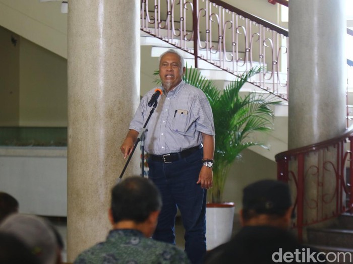 Prof Koentjoro saat berorasi di aksi Kampus Menggugat di Balairung UGM, Sleman, DIY, Selasa (12/3/2024).