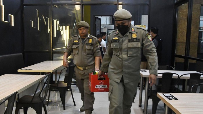 Ramadan, Petugas Gabungan Gencarkan Razia Miras di Bekasi Sejumlah petugas Satpol PP melakukan razia minuman keras (miras) di cafe daerah Galaxy, Bekasi, Jawa Barat, Minggu (17/3/2024) dini hari. Razia yang diadakan petugas gabungan dari Polri, TNI, dan Satpol PP menindaklanjuti laporan pengaduan masyarakat tentang penjualan minuman beralkohol yang masih dijual di cafe saat bulan puasa Ramadhan 1445 Hijriah. ANTARA FOTO/ Fakhri Hermansyah/foc.