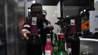 Razia yang diadakan petugas gabungan itu menindaklanjuti laporan pengaduan masyarakat tentang penjualan minuman beralkohol saat bulan puasa.