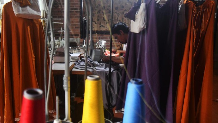 Penjahit memproduksi mukena di Rumah Kreatif Coey, Kelurahan Margajaya, Kota Bogor, Jawa Barat, Minggu (17/3/2024). Produksi mukena di rumah kreatif tersebut mengalami peningkatan di bulan Ramadhan dari 30 menjadi 60 buah mukena per hari yang dipasarkan melalui media sosial dengan harga Rp125 ribu per buah. ANTARA FOTO/Arif Firmansyah/nym.