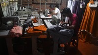 Penjahit memproduksi mukena di Rumah Kreatif Coey, Kelurahan Margajaya, Kota Bogor, Jawa Barat, Minggu (17/3/2024). Mukena itu dipasarkan melalui media sosial dengan harga Rp 125 ribu per buah.