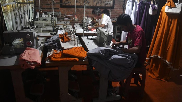 Penjahit memproduksi mukena di Rumah Kreatif Coey, Kelurahan Margajaya, Kota Bogor, Jawa Barat, Minggu (17/3/2024). Produksi mukena di rumah kreatif tersebut mengalami peningkatan di bulan Ramadhan dari 30 menjadi 60 buah mukena per hari yang dipasarkan melalui media sosial dengan harga Rp125 ribu per buah. ANTARA FOTO/Arif Firmansyah/nym.