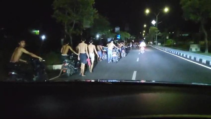 Remaja di Tuban dihukum tuntun motor sejauh 4 km