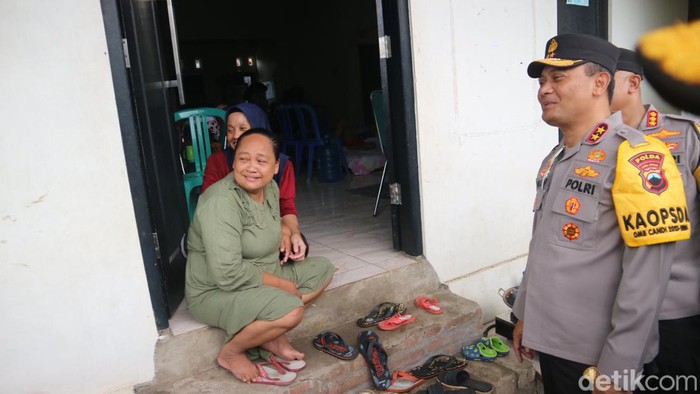 Rombongan Kapolda Jateng Irjen Ahmad Luthfi meninjau warga Desa Doropayung Kecamatan Juwana, Pati, yang terdampak banjir, Minggu (17/3/2024).