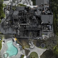 Associated Press mengabarkan, seorang petugas pemadam kebakaran terluka saat menjinakkan api. Dilaporkan pula, satu orang dari rumah tersebut dilarikan ke rumah sakit setelah pernapasannya terganggu akibat menghirup asap. Butuh dua jam bagi petugas untuk memadamkan api di rumah dua lantai tersebut. Adapun penyebab pastinya masih dalam investigasi. (Foto: AP Photo/Jae C. Hong)