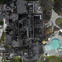 Seperti inilah kondisi rumah yang ditaksir bernilai Rp 109 miliar tersebut setelah dilahap si jago merah pada Jumat (15/3/2024). Terlihat hampir 80 persen bagian rumah hangus terbakar. (Foto: AP Photo/Jae C. Hong)