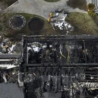 Setelah kejadian, Cara sempat angkat bicara soal kebakaran tersebut melalui Instagram Story. Hatiku hancur hari ini... Saya tidak bisa percaya. Hidup bisa berubah dalam sekejap mata. Jadi bersyukurlah dengan apa yang kamu miliki, tulisnya. (Foto: AP Photo/Jae C. Hong)