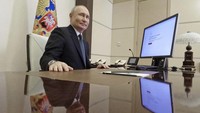 Putin tersenyum usai memberikan hak suaranya dalam Pilpres Rusia.  