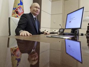 Senyum Putin Usia Berikan Suara di Pilpres Rusia