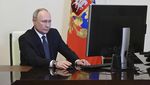 Senyum Putin Usia Berikan Suara di Pilpres Rusia