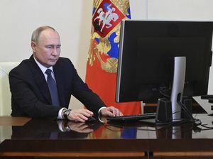 Pengunjuk Rasa di London-Paris Menentang Terpilihnya Kembali Putin
