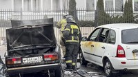 Sejumlah mobil rusak akibat serangan tersebut.  