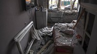 Tidak hanya mobil, ada juga bangunan yang rusak akibat serangan tersebut.   