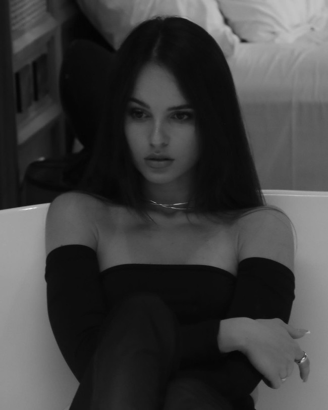 Sofia Kralow jadi sorotan karena konten-kontennya yang sering mengumbar kekayaan. Ia sendiri mengaku sebagai istri dari seorang miliuner Dubai yang kerap dimanjakan dengan fasilitas mewah.  Foto: Instagram Sofia Kralow