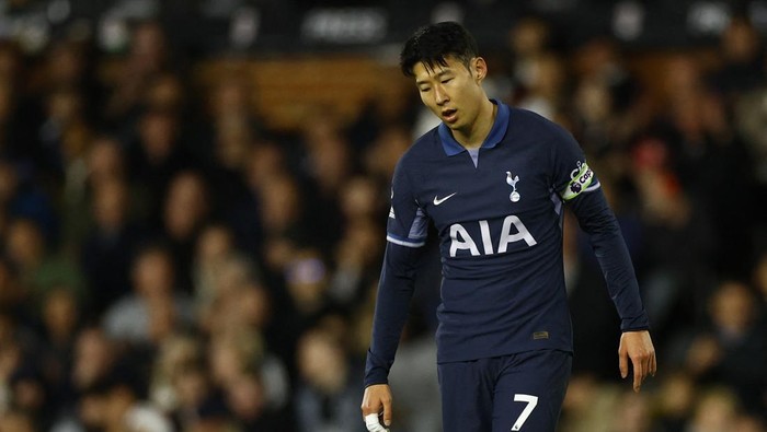 Soccer Football - Premier League - Fulham v Tottenham Hotspur - Craven Cottage, London, Britain - March 16, 2024 Tottenham Hotspurs Son Heung-min looks dejected Action Images via Reuters/Peter Cziborra NO USE WITH UNAUTHORIZED AUDIO, VIDEO, DATA, FIXTURE LISTS, CLUB/LEAGUE LOGOS OR LIVE SERVICES. ONLINE IN-MATCH USE LIMITED TO 45 IMAGES, NO VIDEO EMULATION. NO USE IN BETTING, GAMES OR SINGLE CLUB/LEAGUE/PLAYER PUBLICATIONS.
