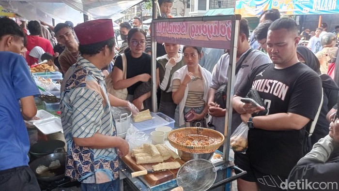Stan kuliner gohyong Abah Centet di Bazar Takjil Benhil, Jakpus.