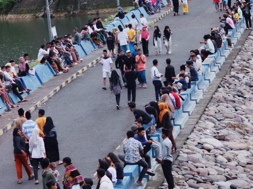 Suasana Dam Mila yang ramai dikunjungi oleh masyarakat Dompu pada subuh menjelang pagi hari saat bulan Ramadan. (Istimewa)