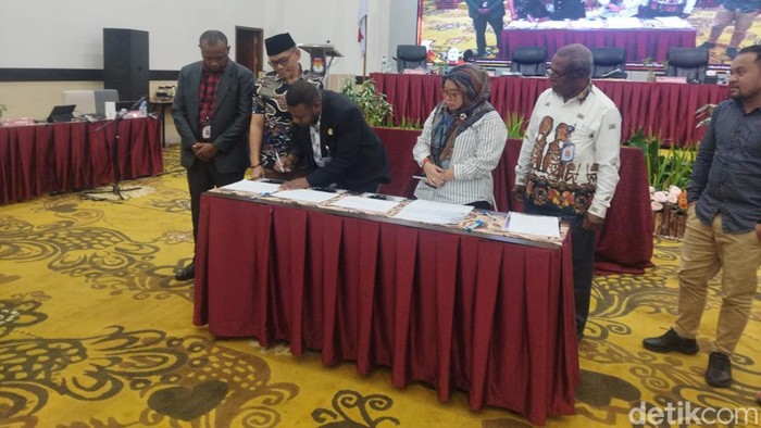 Suasana penandatangan hasil penetapan rekapitulasi Pemilu 2024 di Papua Barat Daya.