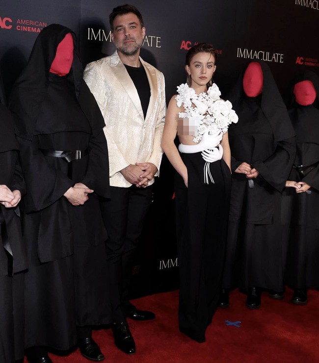 Sydney Sweeney mencuri perhatian dalam acara premier film barunya, Immaculate, di Los Angeles, Jumat (15/3/2024). Aktris 26 tahun itu pamer ‘sideboob.’Foto: dok. Instagram Sydney Sweeney, Balmain