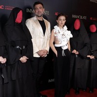 Sydney Sweeney mencuri perhatian dalam acara premier film barunya, Immaculate, di Los Angeles, Jumat (15/3/2024). Aktris 26 tahun itu pamer ‘sideboob.’Foto: dok. Instagram Sydney Sweeney, Balmain