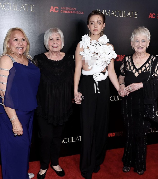 Saat premier film tersebut, Sydney ditemani oleh kedua neneknya. Sydney mengaku bahwa saat syuting film yang berlokasi di Italia itu, dia membawa neneknya yang selalu ingin pergi ke Eropa, Foto: dok. Instagram Sydney Sweeney, Balmain