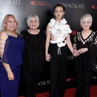 Saat premier film tersebut, Sydney ditemani oleh kedua neneknya. Sydney mengaku bahwa saat syuting film yang berlokasi di Italia itu, dia membawa neneknya yang selalu ingin pergi ke Eropa, Foto: dok. Instagram Sydney Sweeney, Balmain