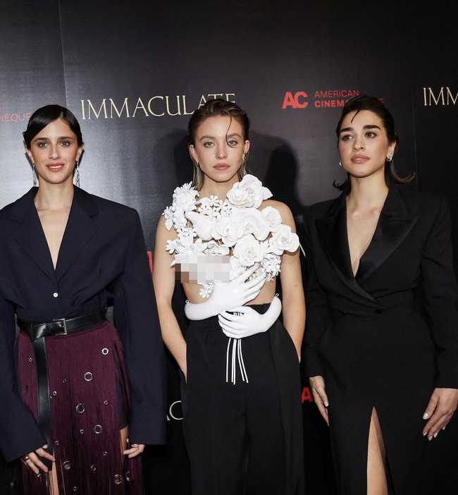 Ia memadukannya dengan celana hitam berpotongan lebar yang dilipat panjang, menutupi kakinya.Foto: dok. Instagram Sydney Sweeney, Balmain