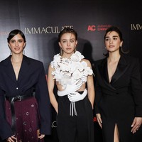 Ia memadukannya dengan celana hitam berpotongan lebar yang dilipat panjang, menutupi kakinya.Foto: dok. Instagram Sydney Sweeney, Balmain