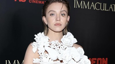 6 Foto Sydney Sweeney Pakai Baju Pahatan Bunga, Pamer Sideboob