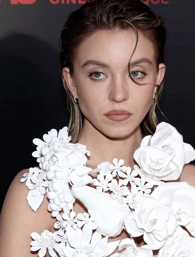 9. Sydney Sweeney, Amerika Serikat Kecantikan Sydney Sweeney membuatnya kembali terpilih dalam daftar wanita tercantik. Aktris yang sedang naik daun ini duduk di posisi sembilan dalam TC Candler 2024. Foto: dok. Instagram Sydney Sweeney, Balmain