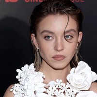 9. Sydney Sweeney, Amerika Serikat Kecantikan Sydney Sweeney membuatnya kembali terpilih dalam daftar wanita tercantik. Aktris yang sedang naik daun ini duduk di posisi sembilan dalam TC Candler 2024. Foto: dok. Instagram Sydney Sweeney, Balmain