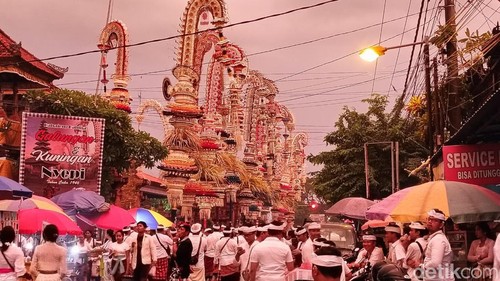 Tampilan puluhan Penjor serangkaian Tradisi Ngerebong di kawasan Pura Agung Petilan, Desa Adat Kesiman, Denpasar, Bali, Minggu (17/3/2024). (Ni Made Lastri Karsiani Putri-detikBali)