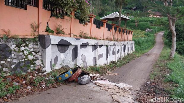 tanah gerak di kota batu berdampak ke rumah, sekolah dan lahan pertanian