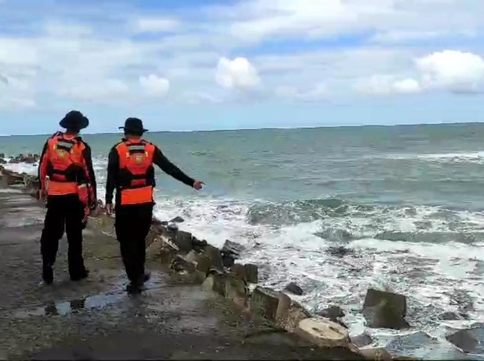Tim SAR gabungan menyisir wilayah selatan perairan Cilacap dalam operasi pencarian kapal nelayan yang hilang kontak saat akan kembali ke Dermaga Cimiring Cilacap, Minggu (17/3/2024).